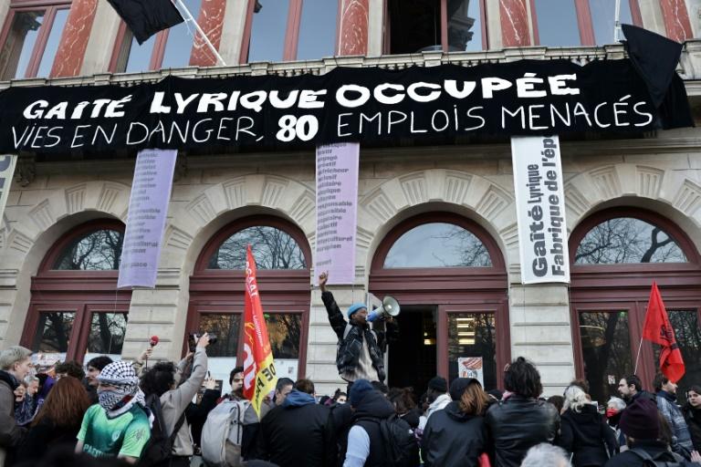 Paris: évacuation houleuse de la Gaîté lyrique, occupée pendant trois mois par des migrants
