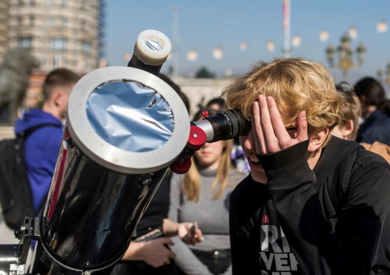 Le Soleil a rendez-vous avec la Lune pour une éclipse partielle