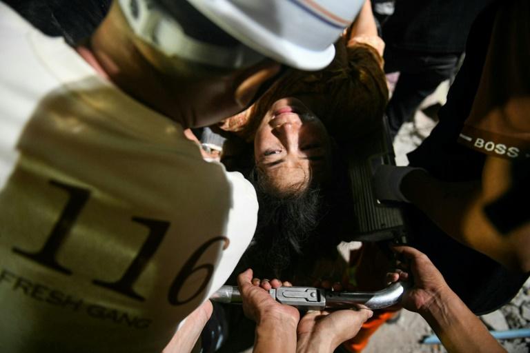 Trente heures après le séisme, une Birmane sortie vivante des décombres de son immeuble