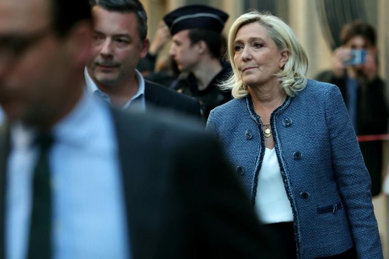 Premier jour dans l'inconnu pour Le Pen et le RN, qui lancent la contre-offensive