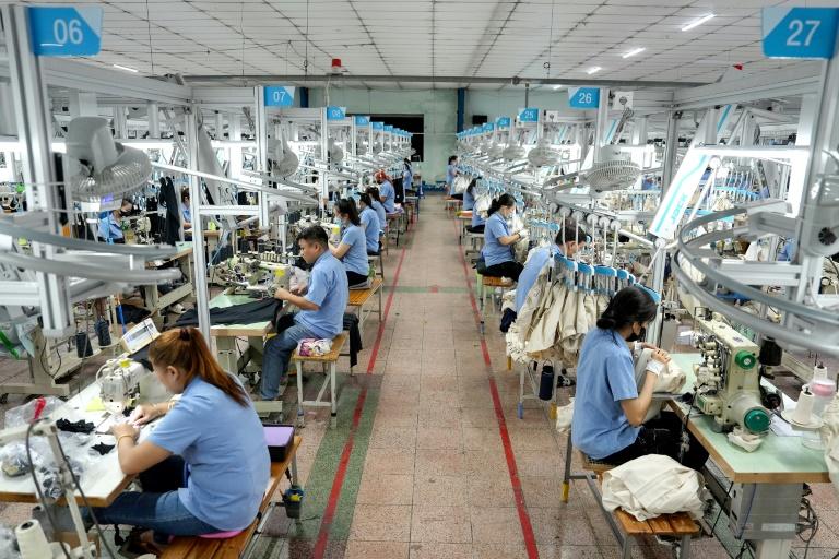 Le Vietnam demande un délai pour les droits de douane américains alors que sa croissance économique ralentit