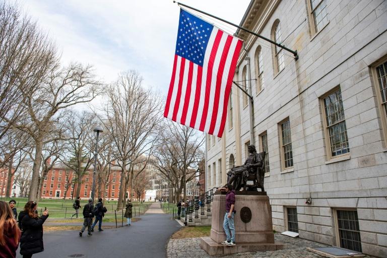 Trump cloue au piloris Harvard, qu'il qualifie de "blague"