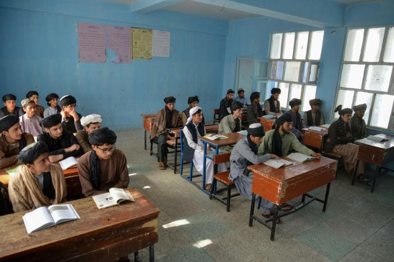 Tuniques et turbans: les élèves afghans sommés de s'habiller en petits talibans