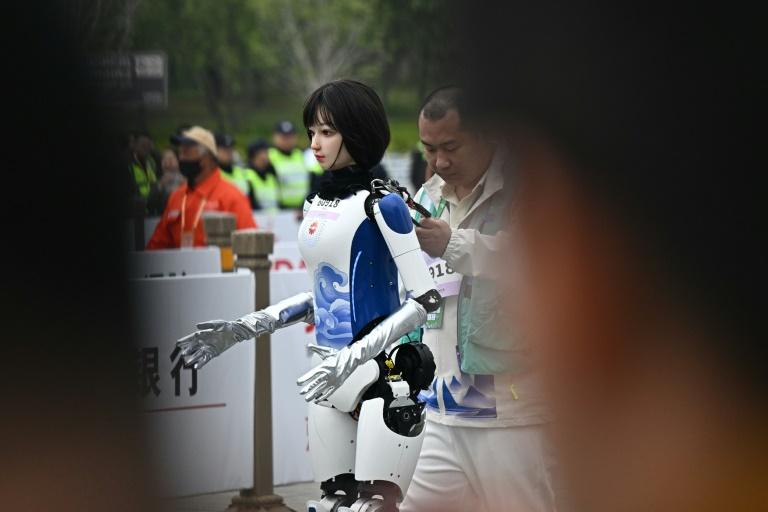 Première mondiale en Chine: un semi-marathon... de robots humanoïdes