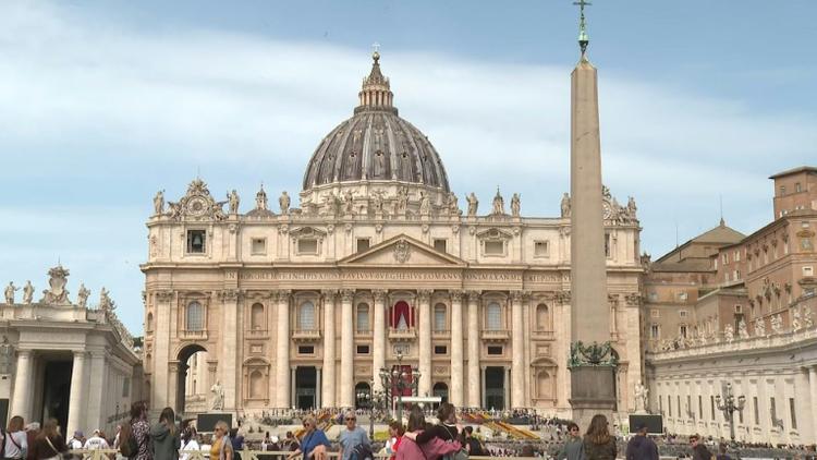 Sur la place Saint-Pierre, stupeur et recueillement: "Un grand pape est parti"