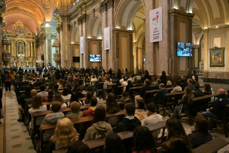 Dans l'aube de Buenos Aires, larmes et prières d'Argentins "orphelins" de leur pape