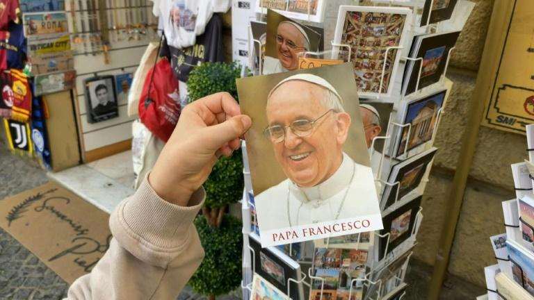 La dépouille du pape exposée à Saint-Pierre pour l'hommage des fidèles