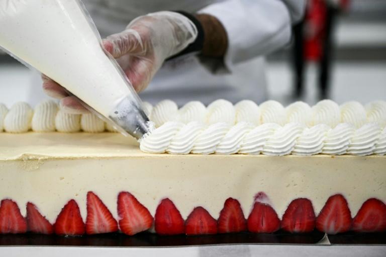 Avec un gâteau de 121 mètres, la France récupère le record du plus grand fraisier du monde