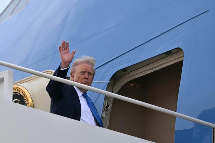 Trump dans l'avion pour Rome, premier voyage à l'étranger de son mandat