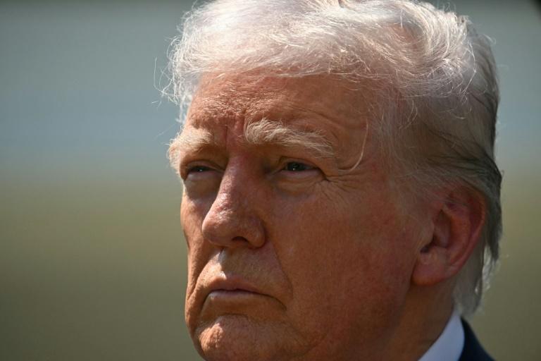 Trump "ne sait pas" s'il doit respecter la Constitution