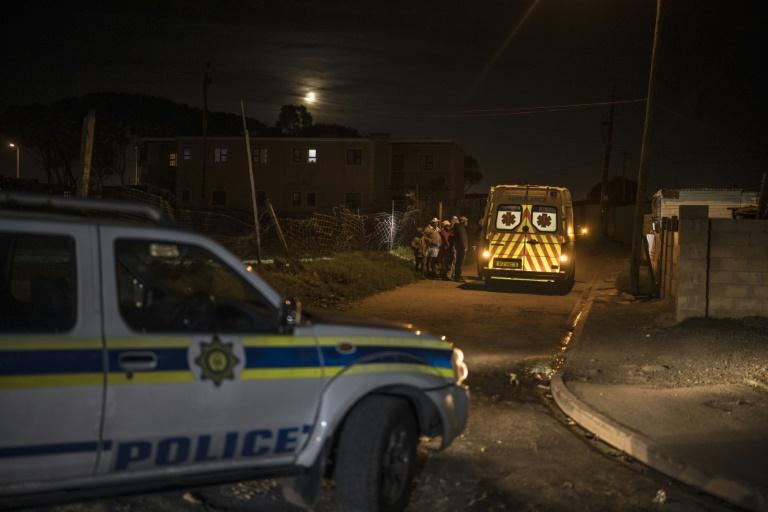 Au Cap, les ambulanciers "prient" avant d'intervenir dans les quartiers chauds