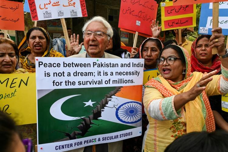 L'Inde a mené des frappes au Pakistan, intenses tirs d'artillerie au Cachemire