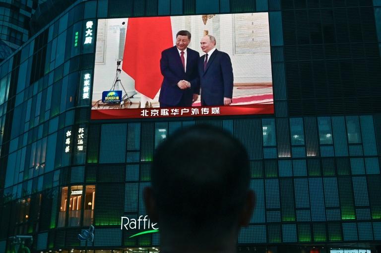 Poutine et Xi affichent leur entente au Kremlin, la trêve en Ukraine violée selon Kiev
