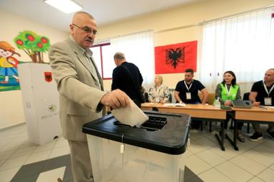 Les Albanais votent pour des législatives test sur le chemin de l'UE
