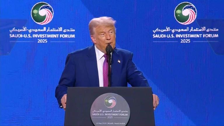 Trump arrive au Qatar après un changement de cap majeur sur la Syrie
