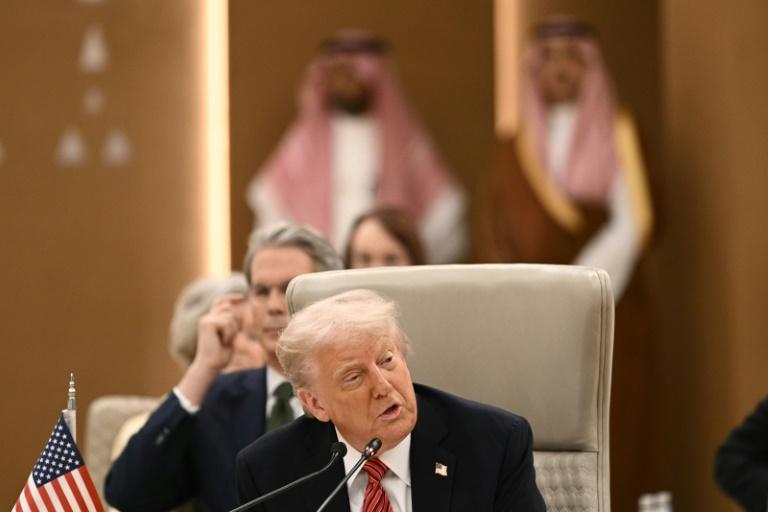 Trump à Abou Dhabi après avoir été fêté à Ryad et Doha