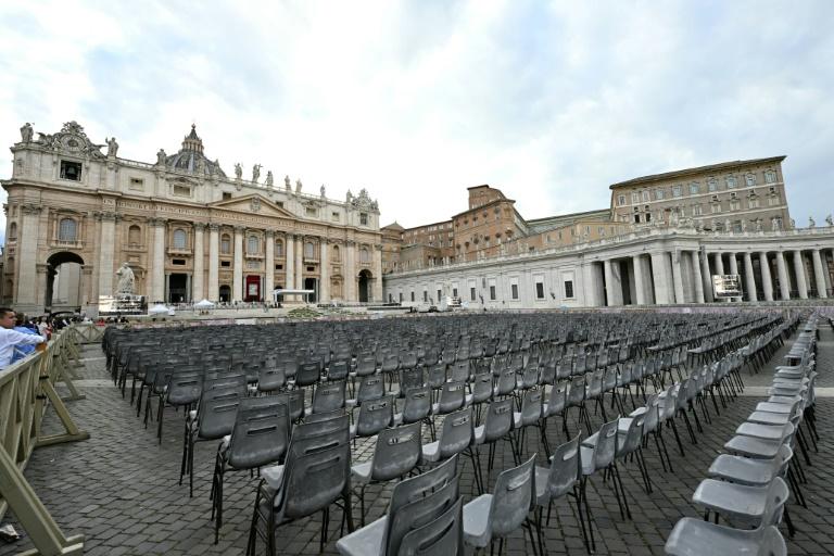 Foule de fidèles et dirigeants étrangers à l'intronisation de Léon XIV