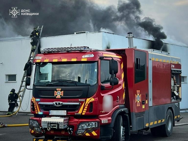 Ukraine: attaque record de drones russes, une femme tuée près de Kiev