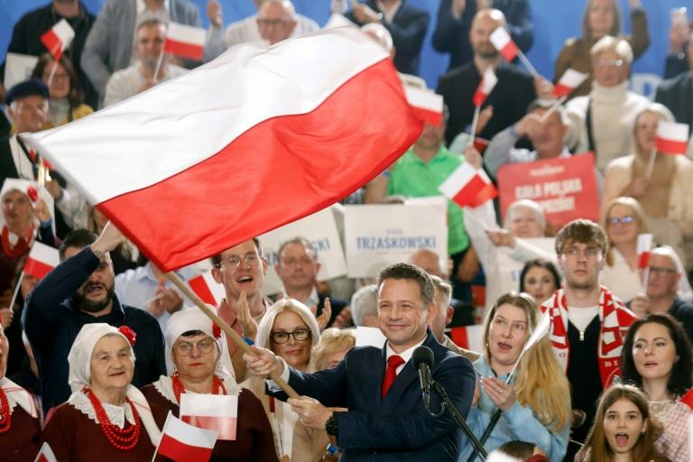 Pologne: le candidat pro-européen et nationaliste s'affronteront au 2e tour de la présidentielle