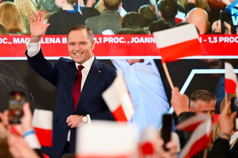 Le maire pro-européen de Varsovie remporte de justesse le premier tour de la présidentielle polonaise