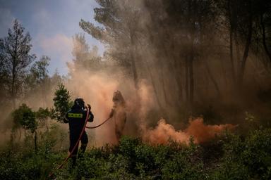 Sur les hauteurs d'Athènes, les pompiers s'entraînent face au risque de nouveaux incendies