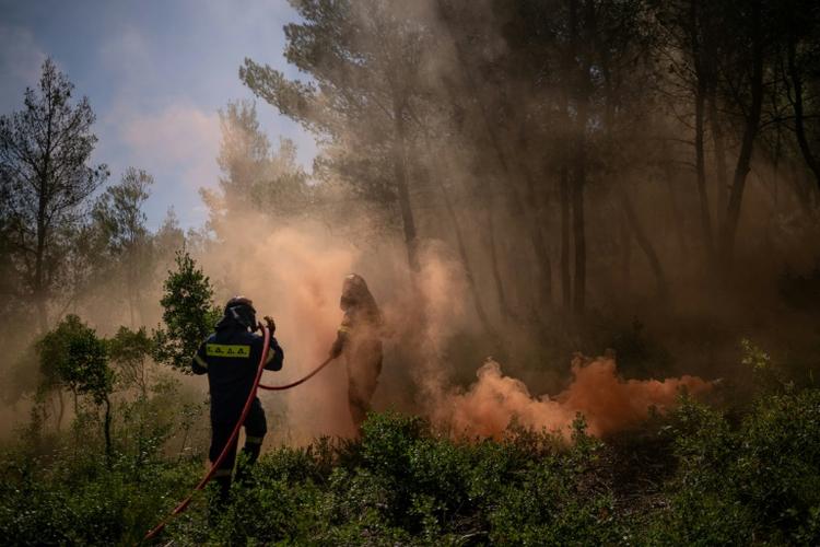 Sur les hauteurs d'Athènes, les pompiers s'entraînent face au risque de nouveaux incendies
