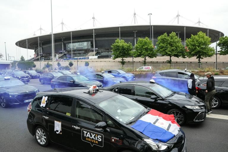 Les taxis manifestent à Paris et Pau pour un quatrième jour de mobilisation
