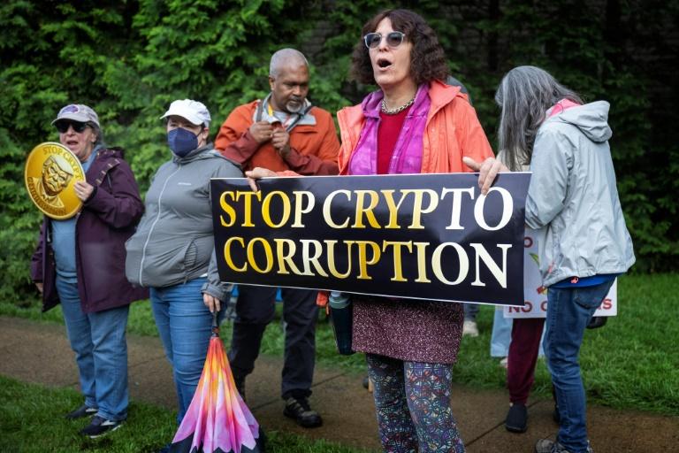Trump dîne avec les acheteurs de sa cryptomonnaie, l'opposition démocrate dénonce un trafic d'influence