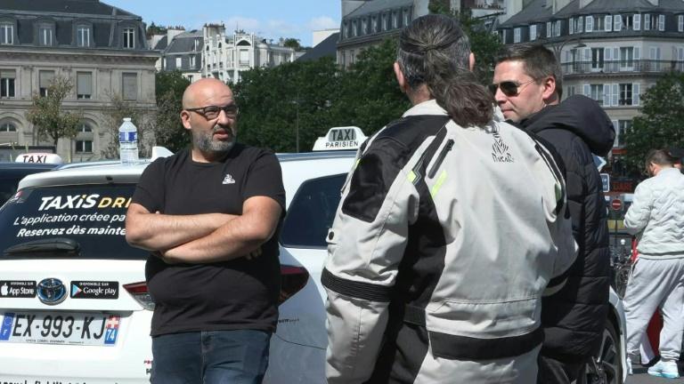 Les taxis en colère bloquent les accès à des gares parisiennes