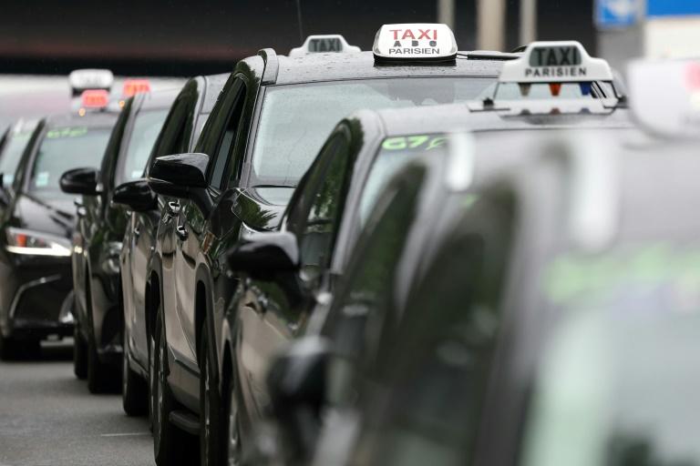 Les taxis en colère bloquent les accès à des gares parisiennes