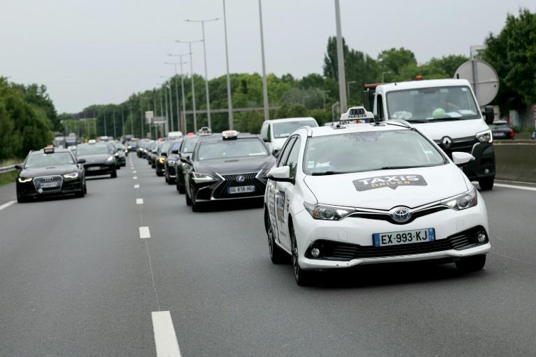 Transport des malades: les taxis menacent de nouveaux blocages avant la réunion au ministère des Transports avec Bayrou