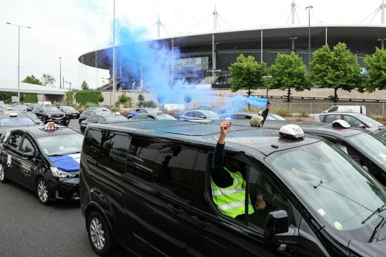 Transport des malades: les taxis menacent de nouveaux blocages avant la réunion au ministère des Transports avec Bayrou