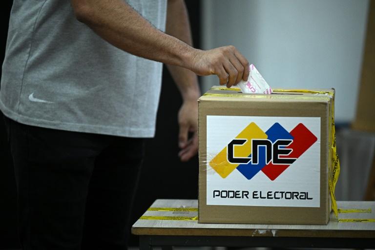Venezuela: des élections qui devraient conforter le pouvoir en absence de l'opposition