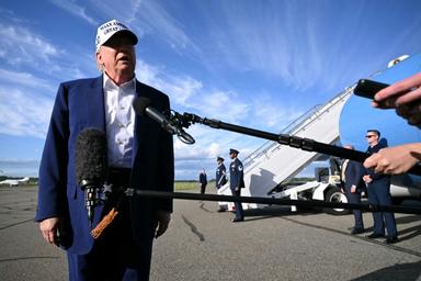 Trump et von der Leyen annoncent une prolongation de la pause dans les droits de douane pour l'UE