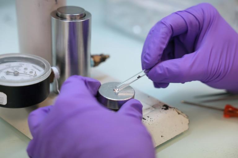 Au CEA, une machine à remonter le temps grâce au carbone 14