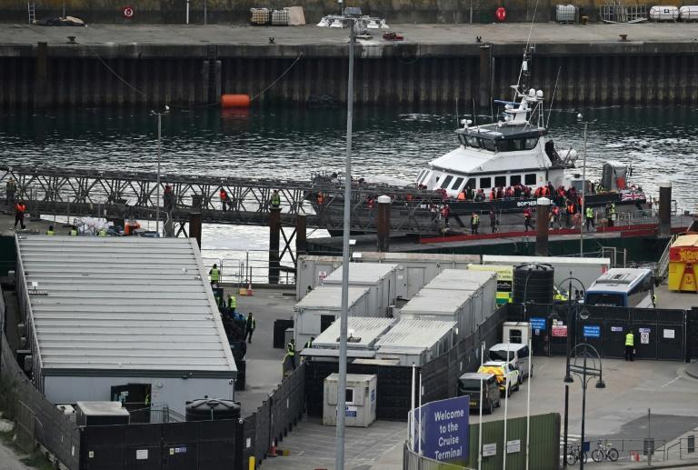 Plus de 1.100 migrants arrivés samedi au Royaume-Uni sur de petites embarcations