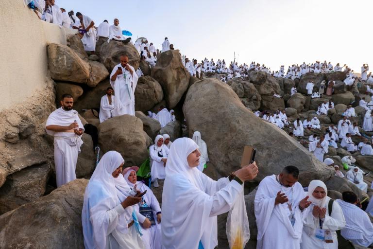Les fidèles musulmans prient sur le mont Arafat, étape phare du hajj