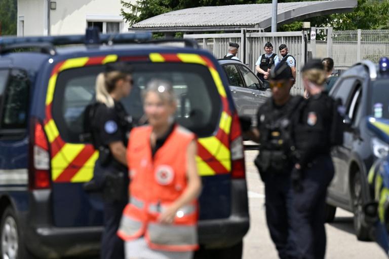 Surveillante poignardée: Macron déplore "un déferlement de violence insensé"