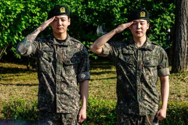 Corée du Sud: deux autres membres du groupe BTS ont été libérés de leur service militaire