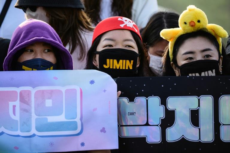 Corée du Sud: deux autres membres du groupe BTS ont été libérés de leur service militaire