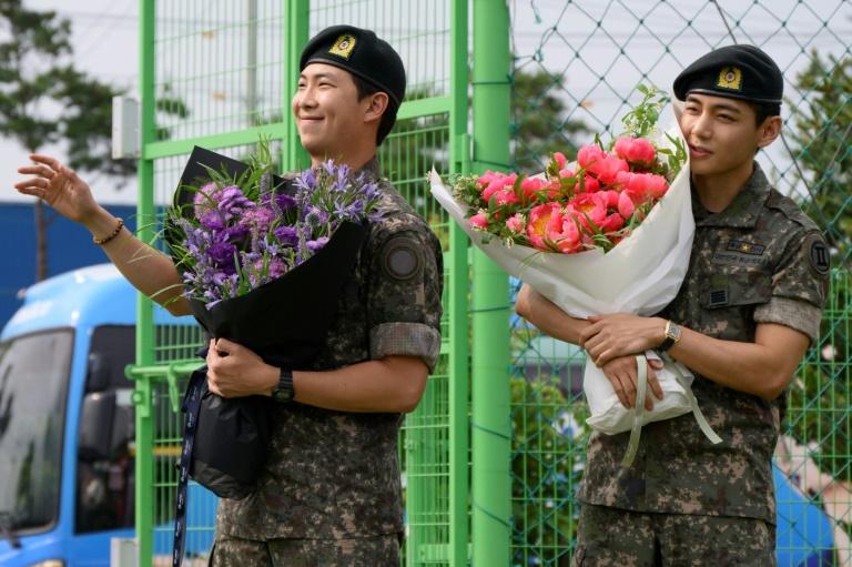 Deux membres de BTS accueillis entre cris et larmes par leurs fans à leur départ de l'armée