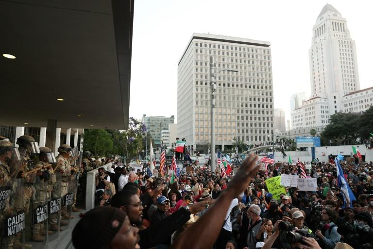 Calme précaire à Los Angeles après une première nuit de couvre-feu
