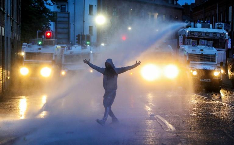 Violences en Irlande du Nord: des habitants étrangers contraints de se cacher, raconte la police