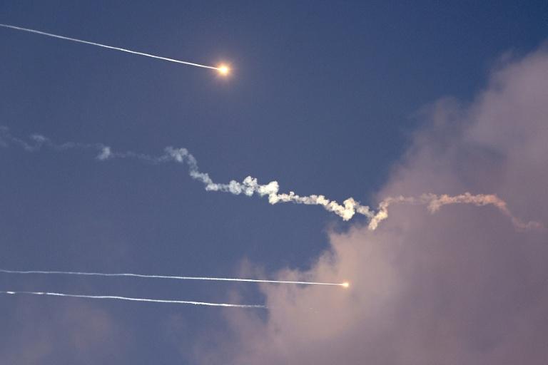 Israël bombarde des défenses aériennes et des lanceurs de missiles en Iran