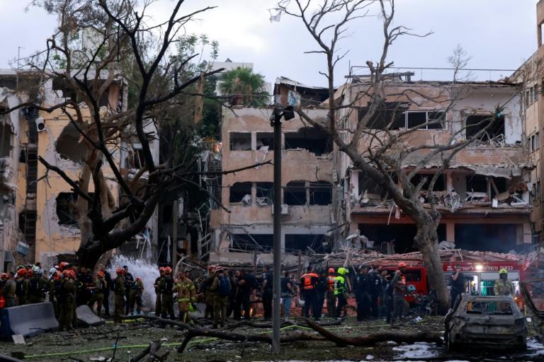 Israël visé par des missiles iraniens après une quatrième nuit de frappes sur l'Iran