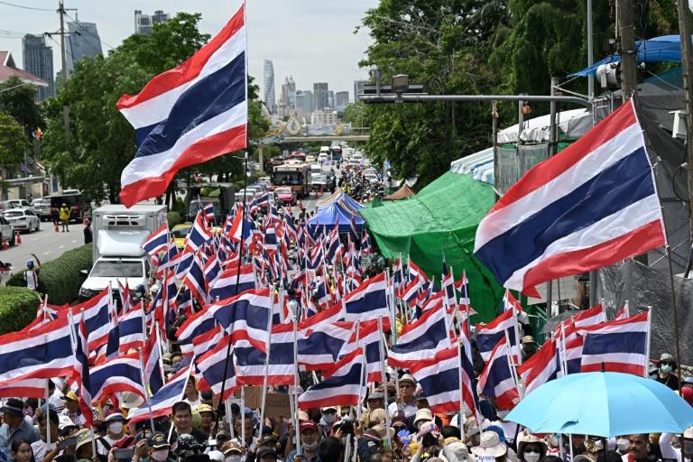 Thaïlande: sur un siège éjectable, la Première ministre présente ses excuses