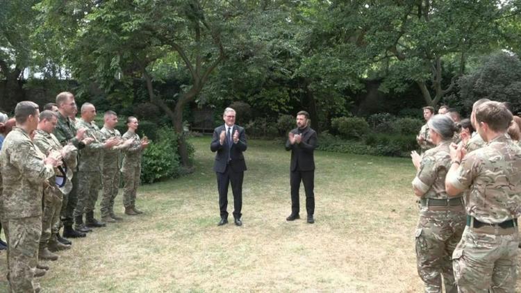 Zelensky et Starmer vont renforcer leur coopération militaire pour produire des drones