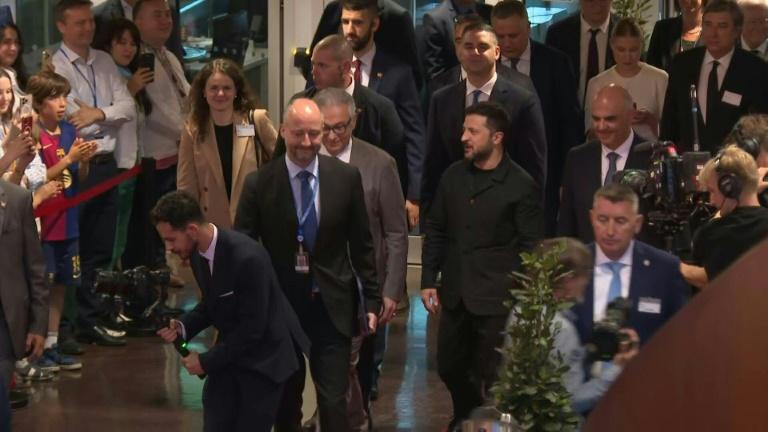 Zelensky signe un accord pour un tribunal spécial pour l'Ukraine, espère voir Poutine jugé