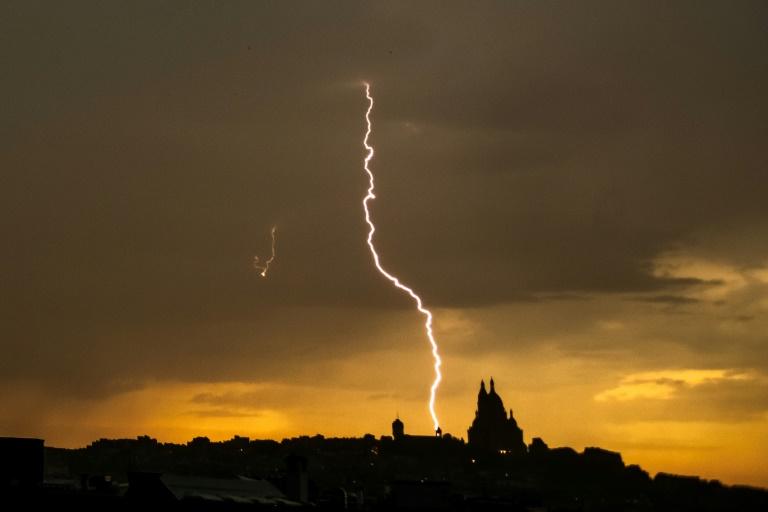 Orages: deux morts et 17 blessés, selon la Sécurité civile