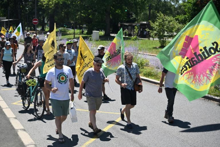 Pesticides: la décriée loi Duplomb soumise à des tractations décisives au Parlement